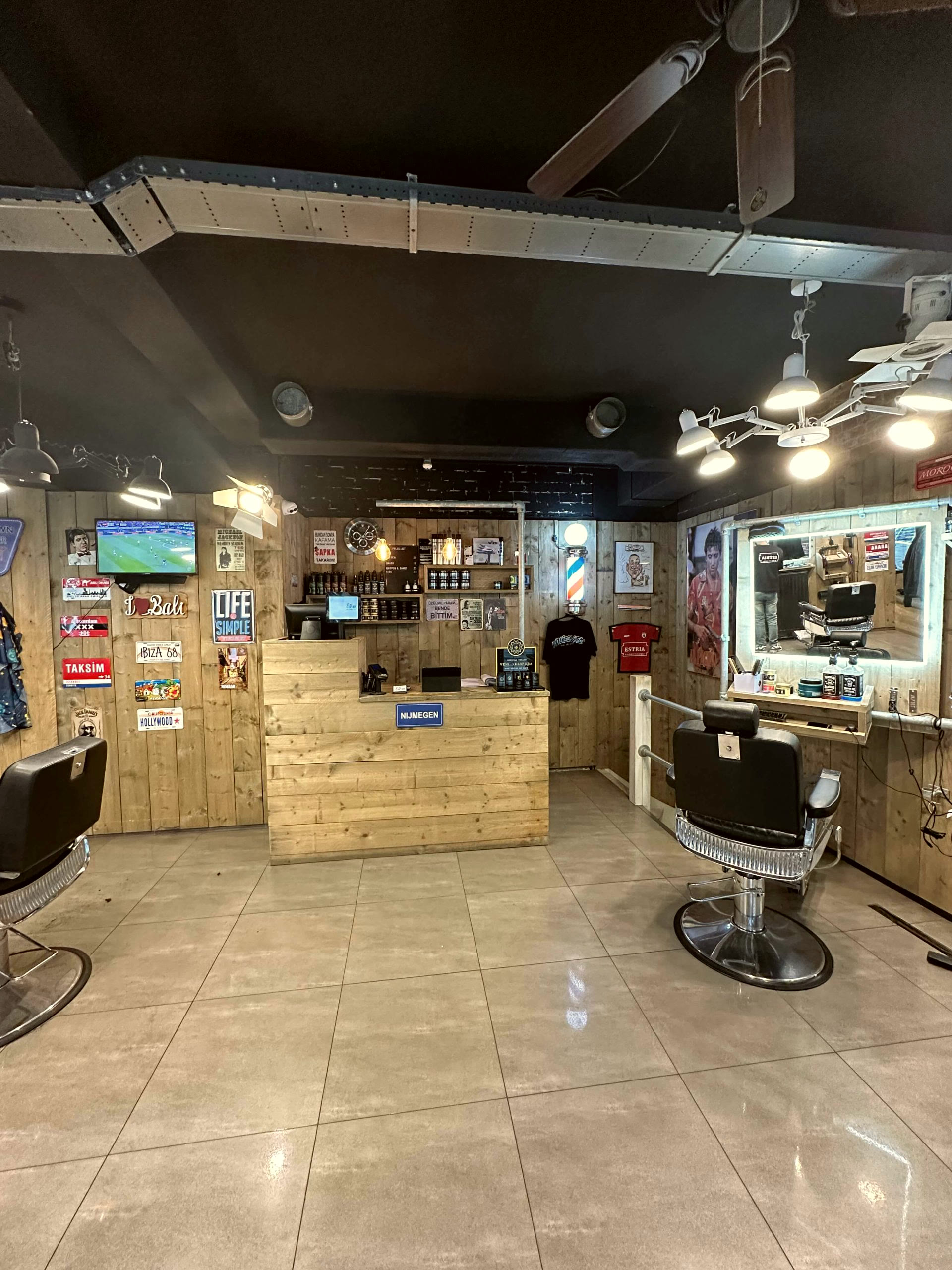 Interieur van Estria Barbershop met balie in Nijmegen